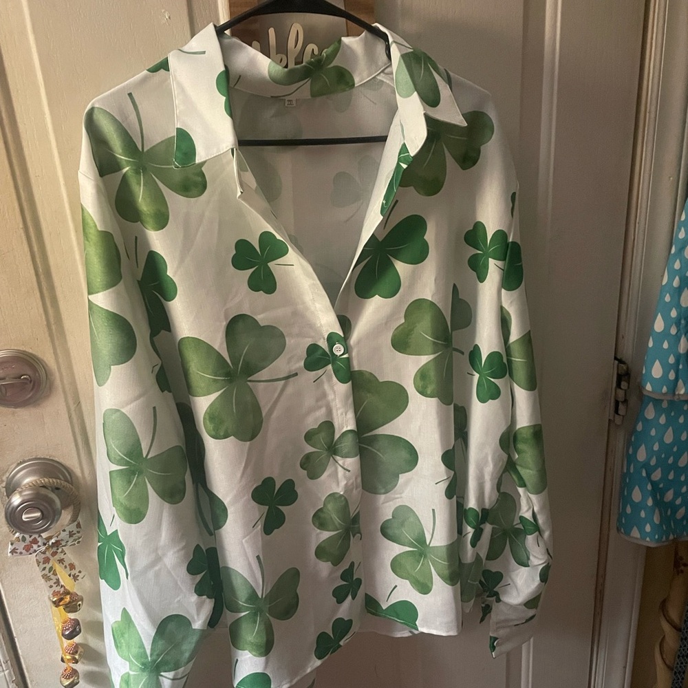 Elegant Green Clover Print Button Down Shirt